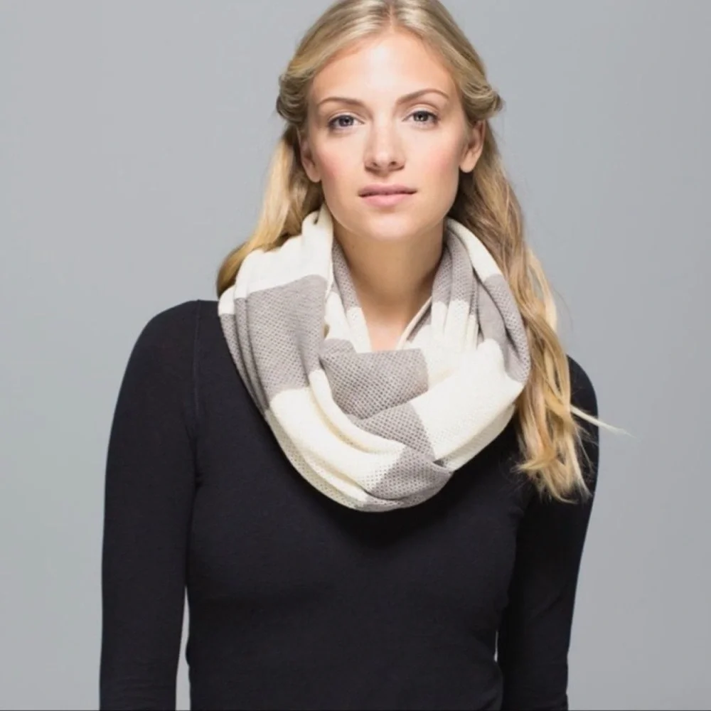Lululemon Heart Opener Scarf Wool Heathered Storm Grey / Ghost Infinity Scarf